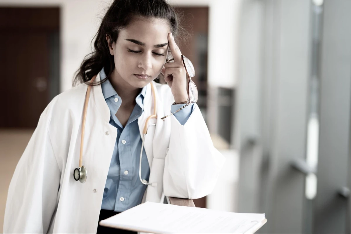 Der ständige Druck im Gesundheitswesen belastet die Psyche des Personals.