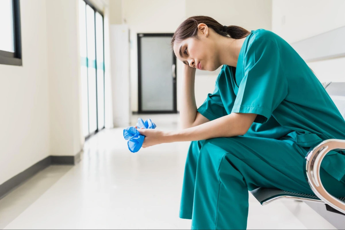 Die Schicksale der Patienten können auch für Fachpersonal belastend sein und zu einer sekundären Traumatisierung führen.